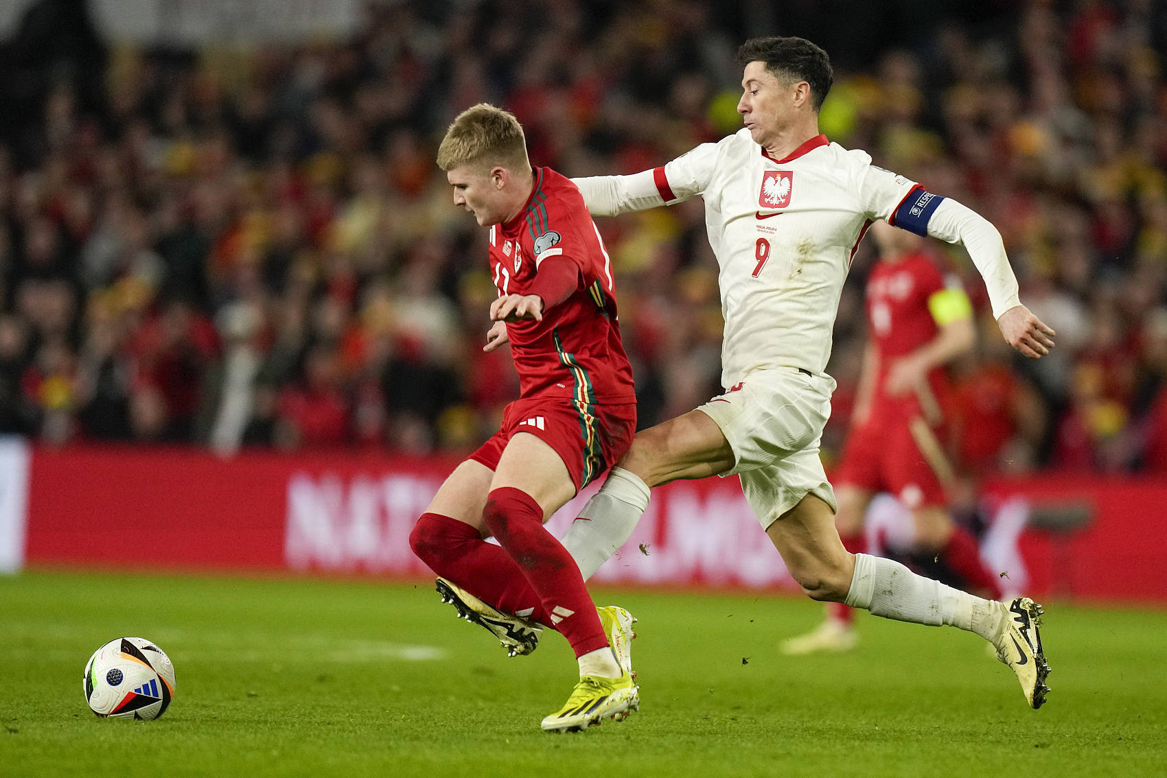 乌克兰惊险战平奥地利，抢得晋级欧洲杯机会