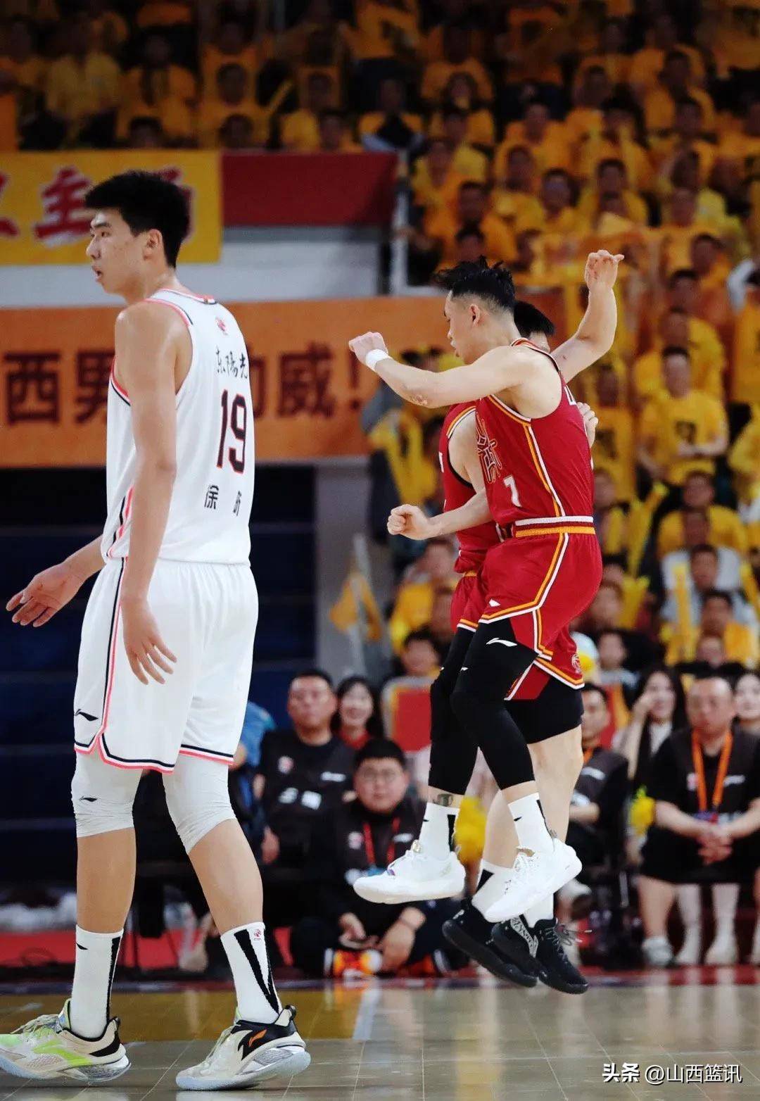 猛龙全队团结一致，力保主场胜利的简单介绍