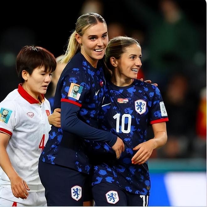 荷兰女足选手备战国际比赛，谱写新的辉煌