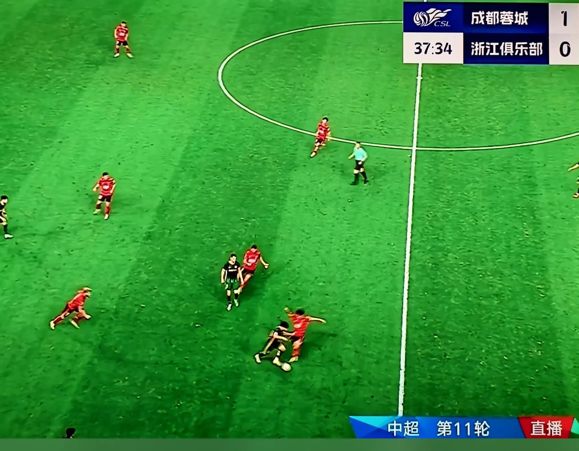 足球赛事场上战火连绵，球员技艺高超