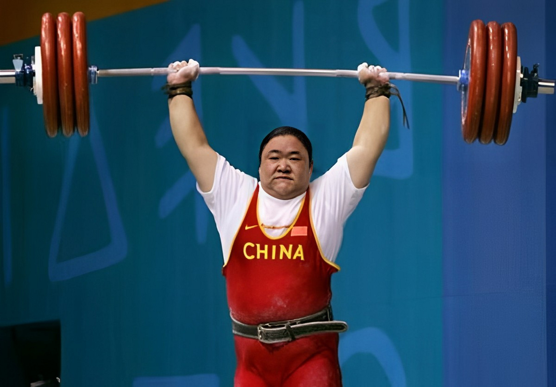 关于举重比赛激烈对决运动员斗志昂扬冲击胜利的信息