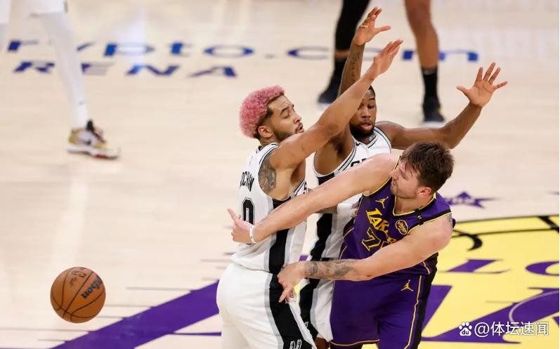 纽约湖人战胜马刺表现抢眼