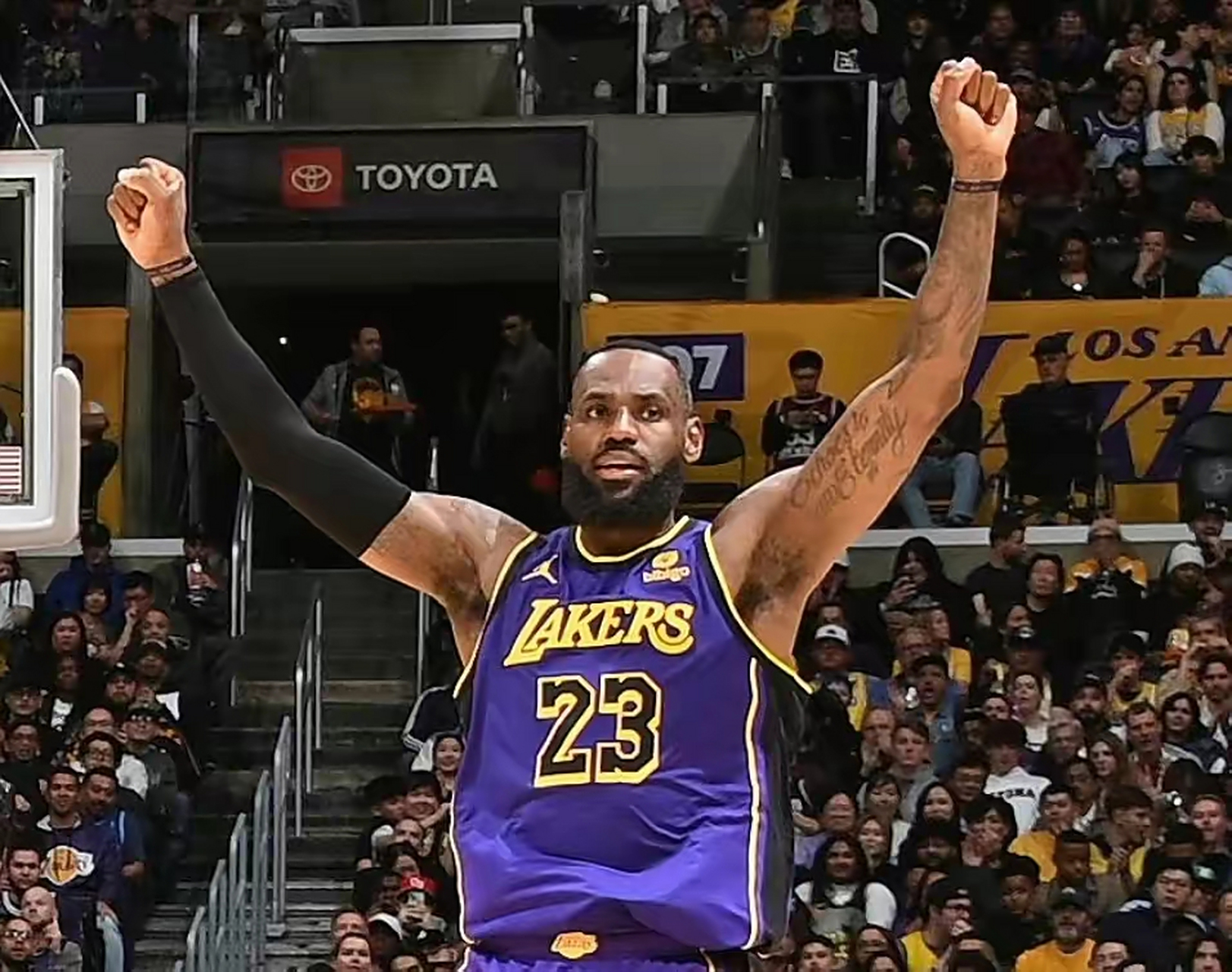 纽约湖人战胜马刺表现抢眼