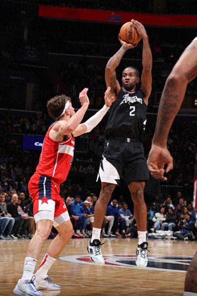 猛龙主场轻松战胜奇才,伦纳德表现抢眼 猛龙主场轻松战胜奇才,伦纳德表现抢眼