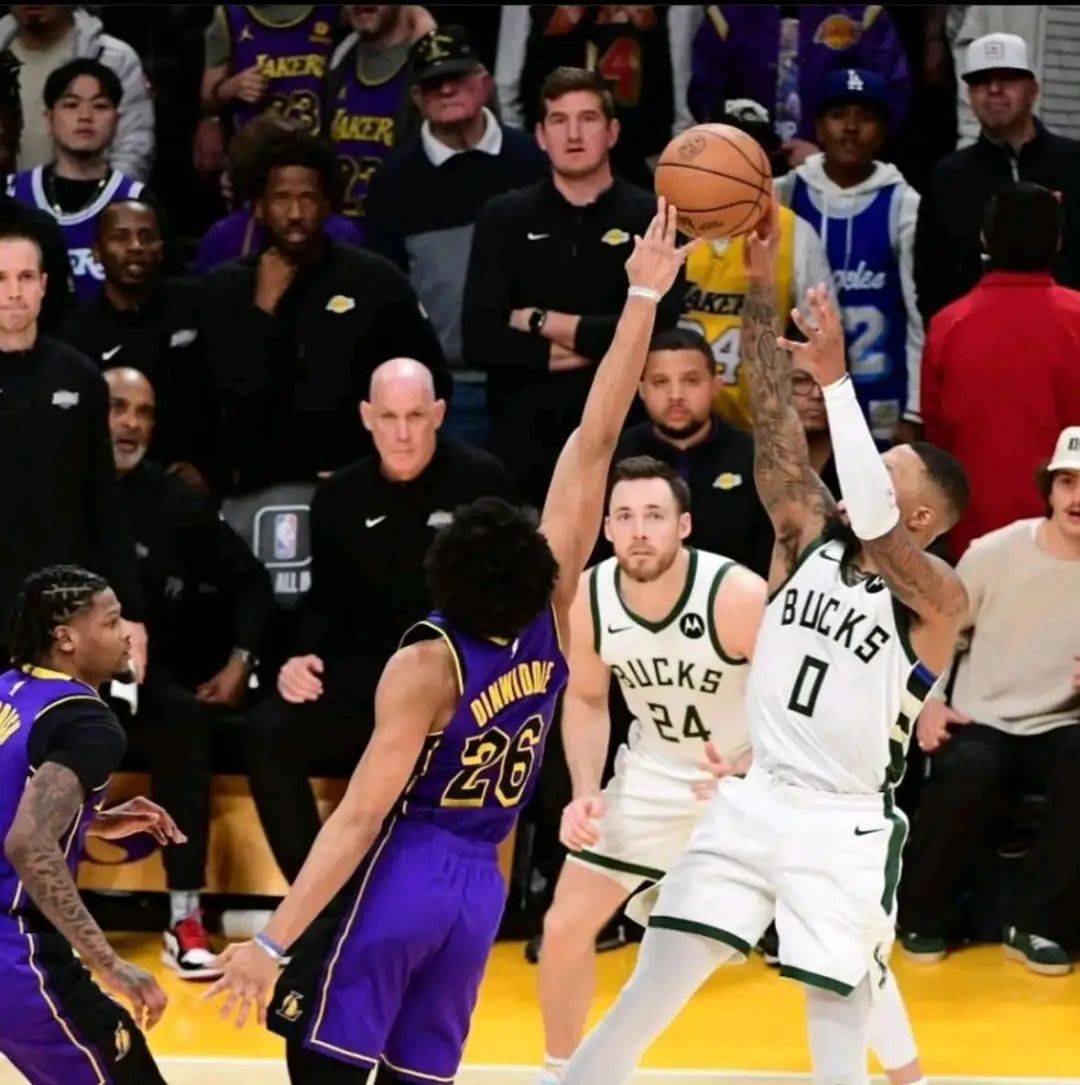 雄鹿主场大胜湖人，继续不败