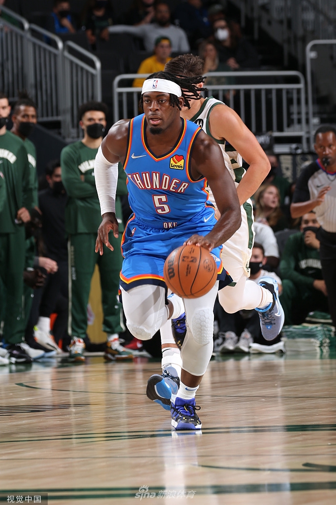 雄鹿擒下雷霆继续不败